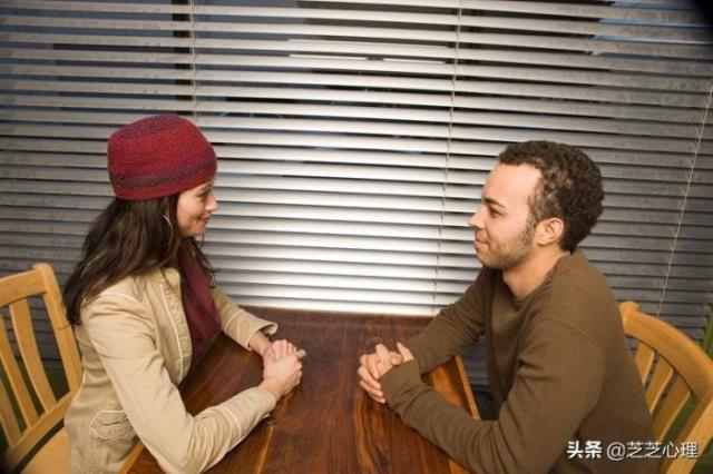 男人盯着女人眼睛心理，凝视女生的10种心理(5)