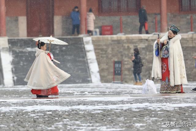 北京古韵古装摄影（2022第一场雪中的故宫实录）(2)