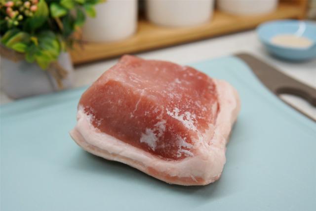 解冻最快的方法（冻肉解冻别用水泡）(2)