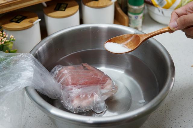 解冻最快的方法（冻肉解冻别用水泡）(3)
