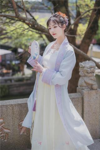 胸大穿什么样的汉服（怎么根据自己的体型选汉服呢）(5)